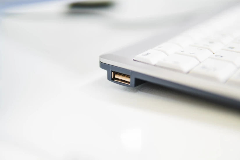 Clavier compact ergonomique avec pavé numérique