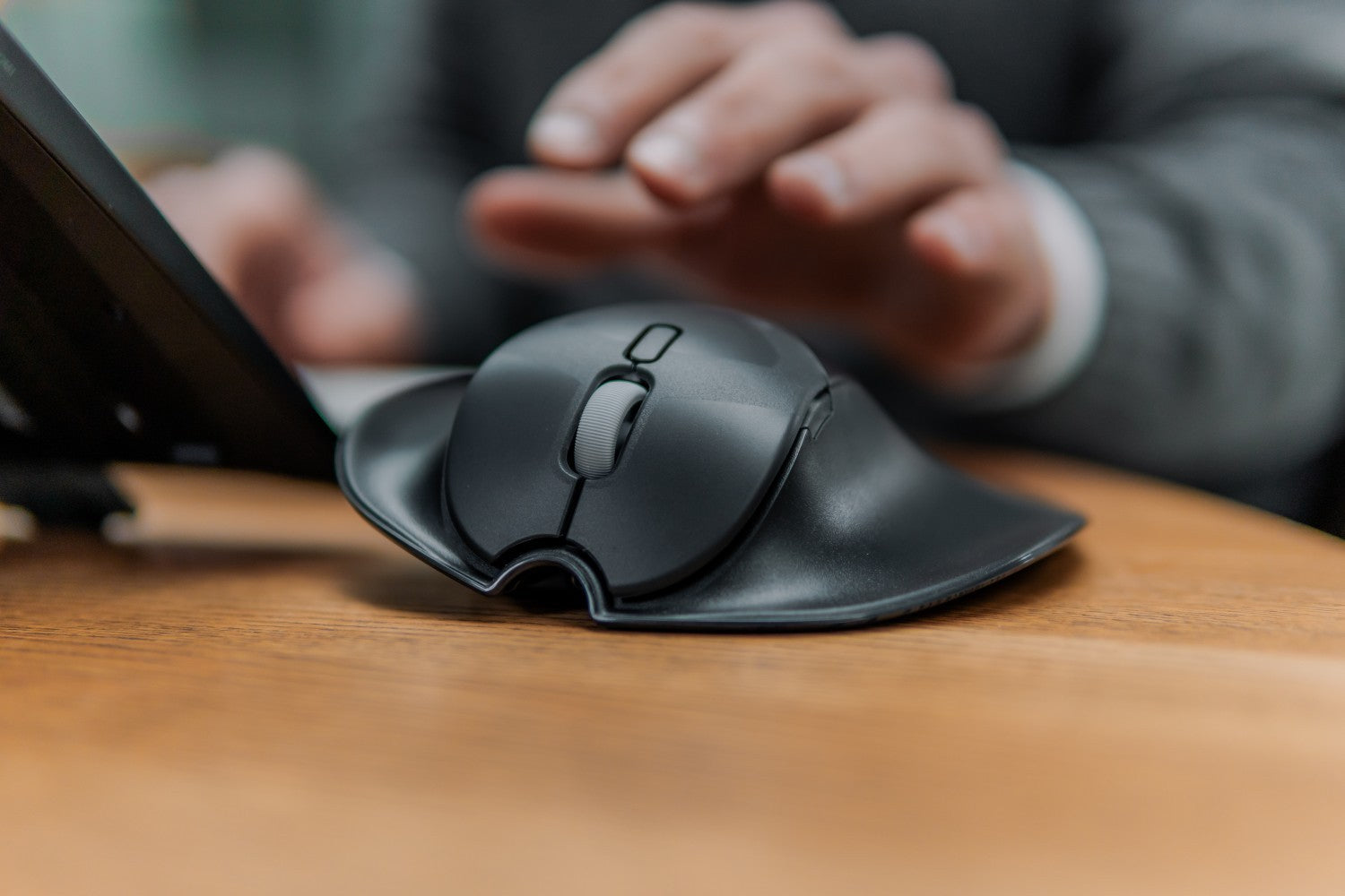 Souris-ergonomique-BakkerElkhuizen-HandShoeMouse 