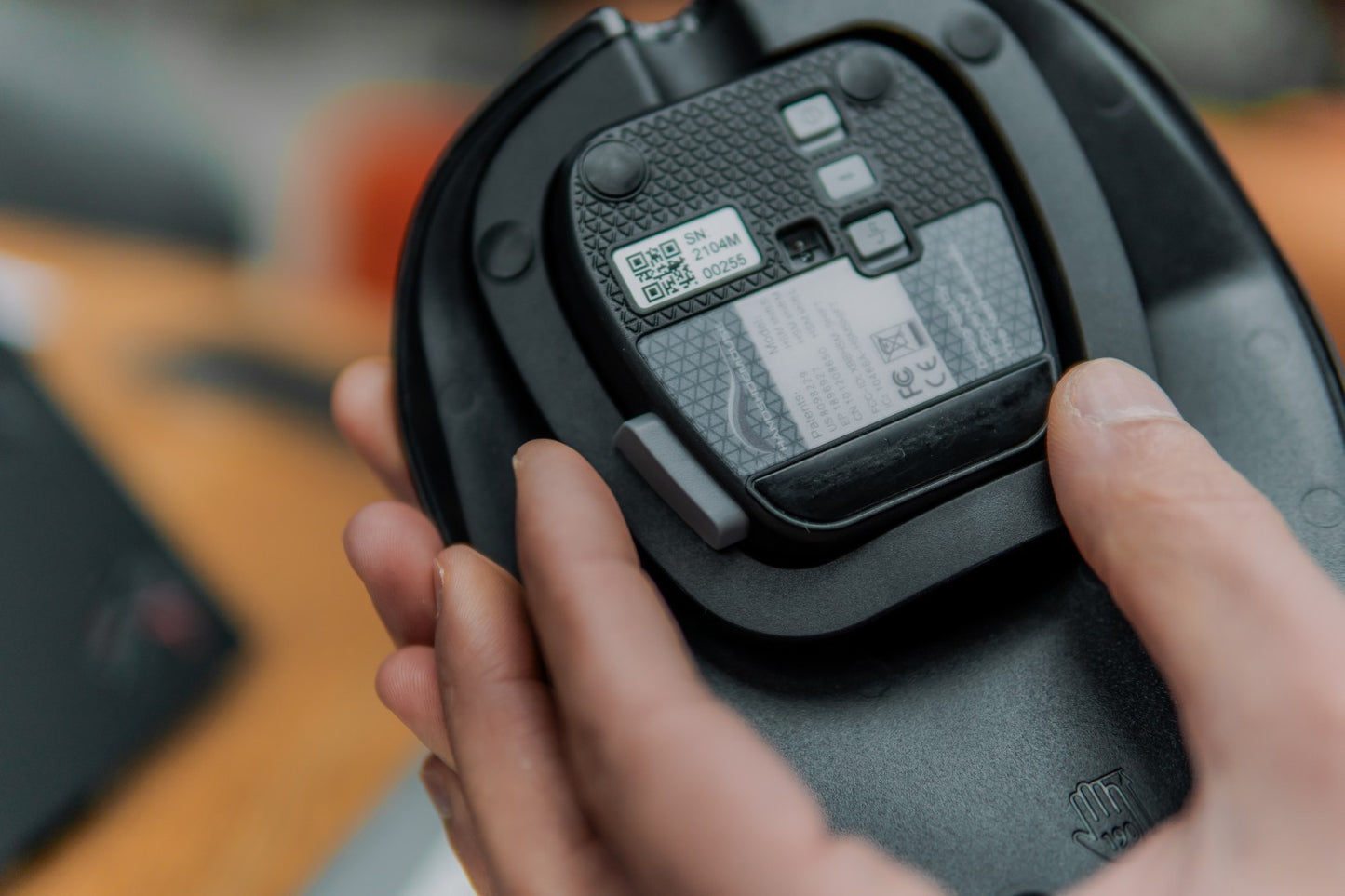 Souris-ergonomique-BakkerElkhuizen-HandShoeMouse 