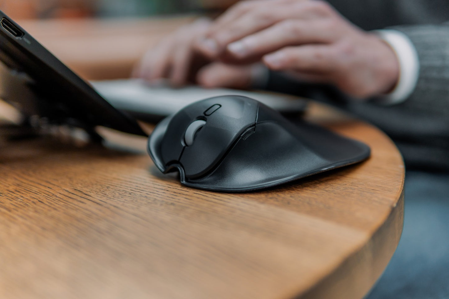 Souris-ergonomique-BakkerElkhuizen-HandShoeMouse