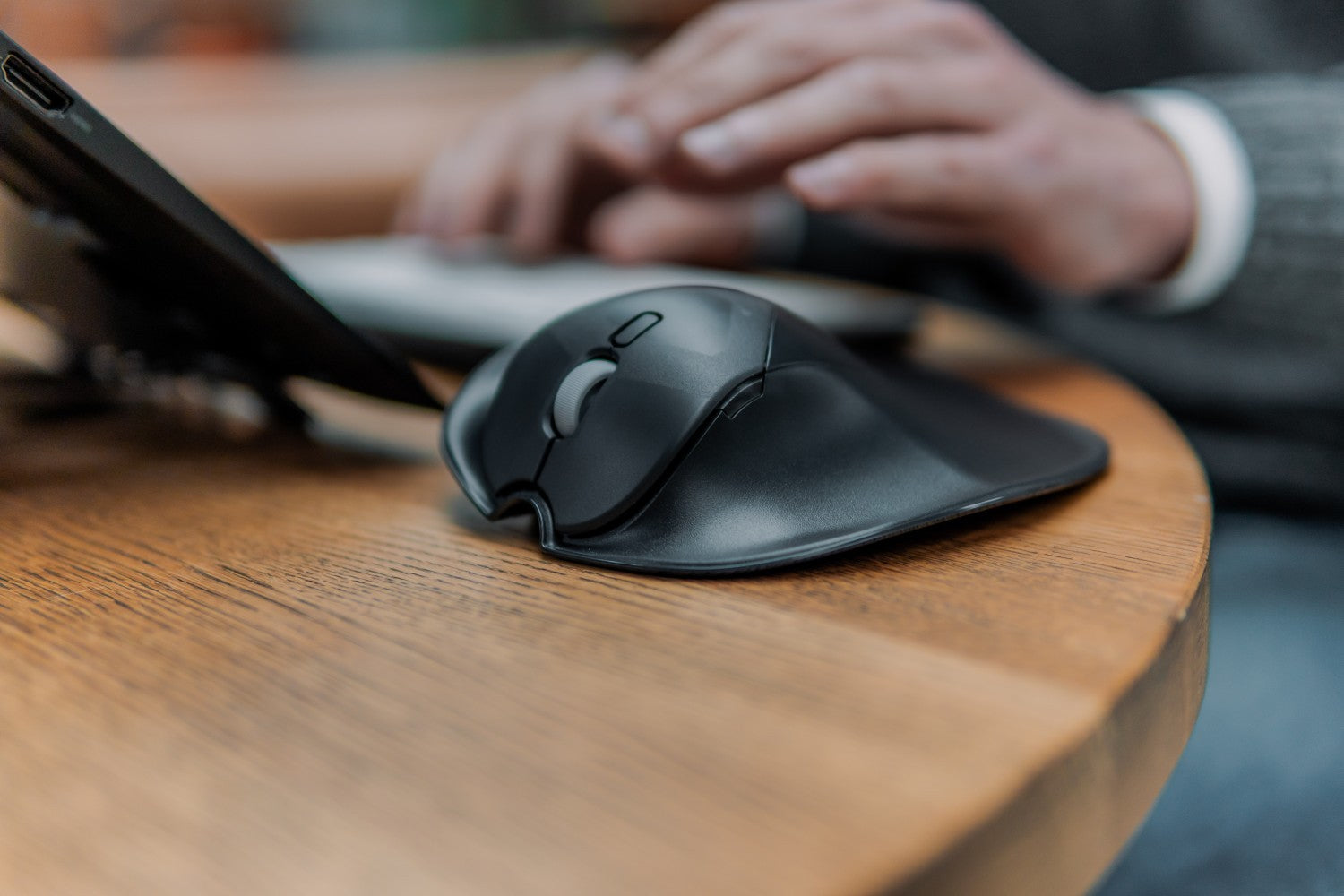Souris-ergonomique-BakkerElkhuizen-HandShoeMouse