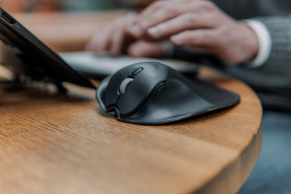 Souris-ergonomique-BakkerElkhuizen-HandShoeMouse