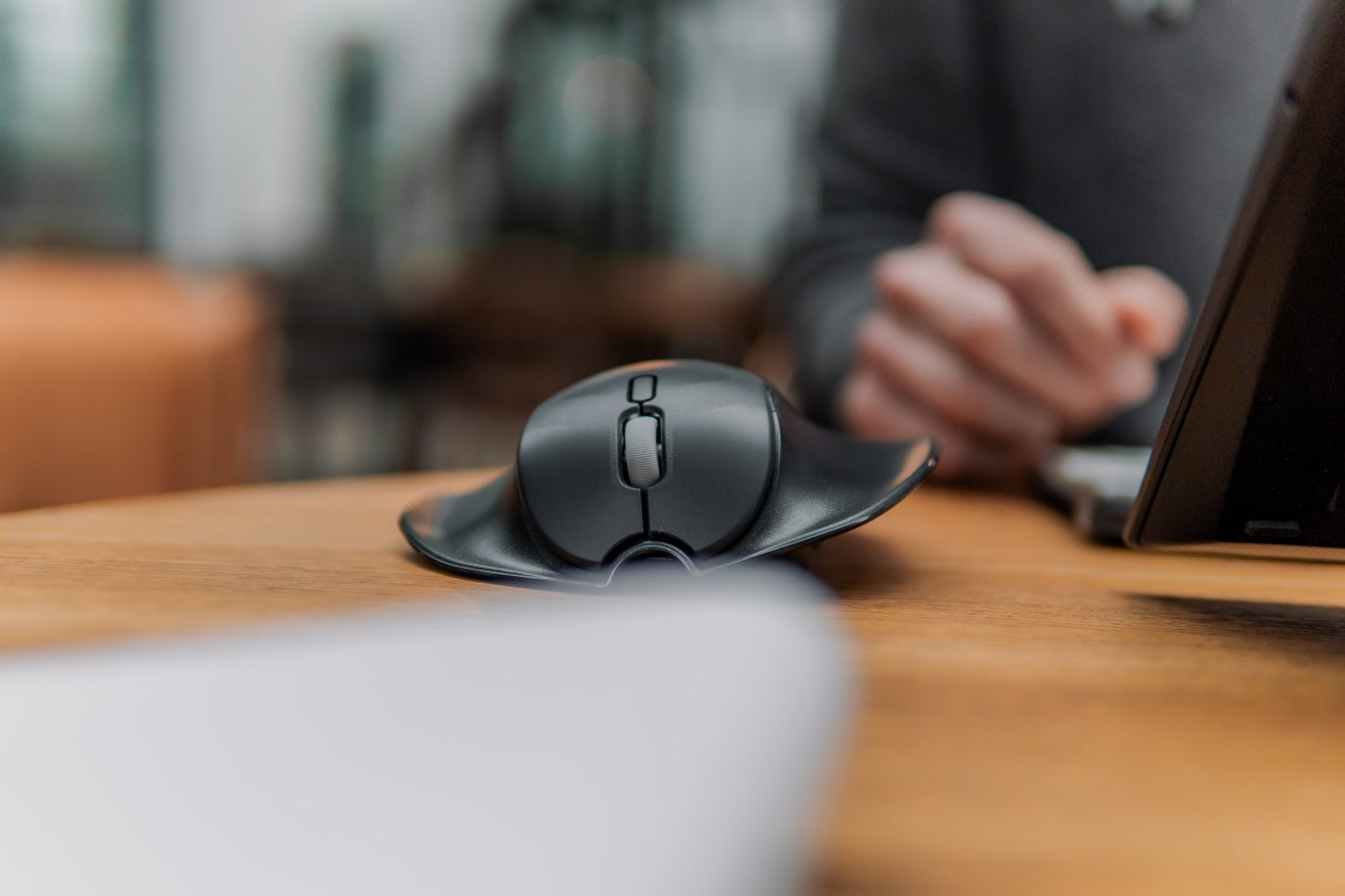 Souris-ergonomique-BakkerElkhuizen-HandShoeMouse 