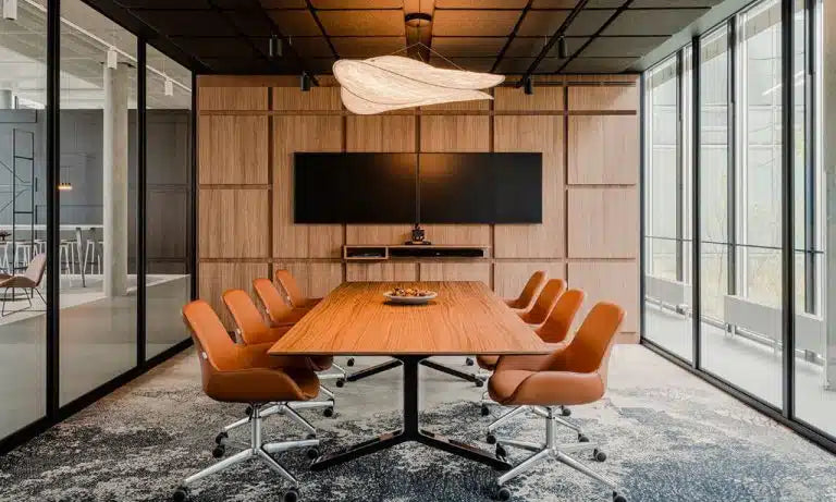 Une salle de réunion ou conférence vitrée au centre de l'entreprise